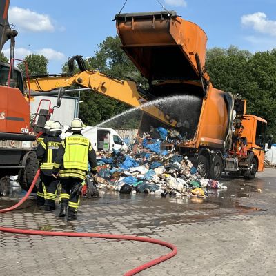 Müllfahrzeugbrand in Neuendeich