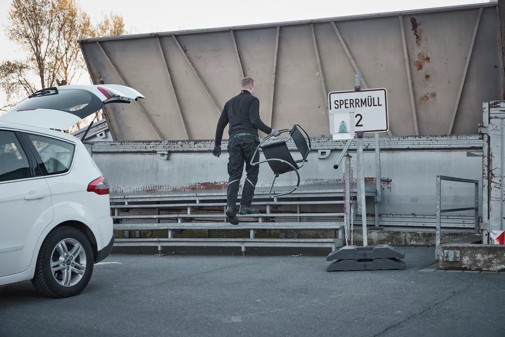 Wertstoffe entsorgen und Hof verlassen.