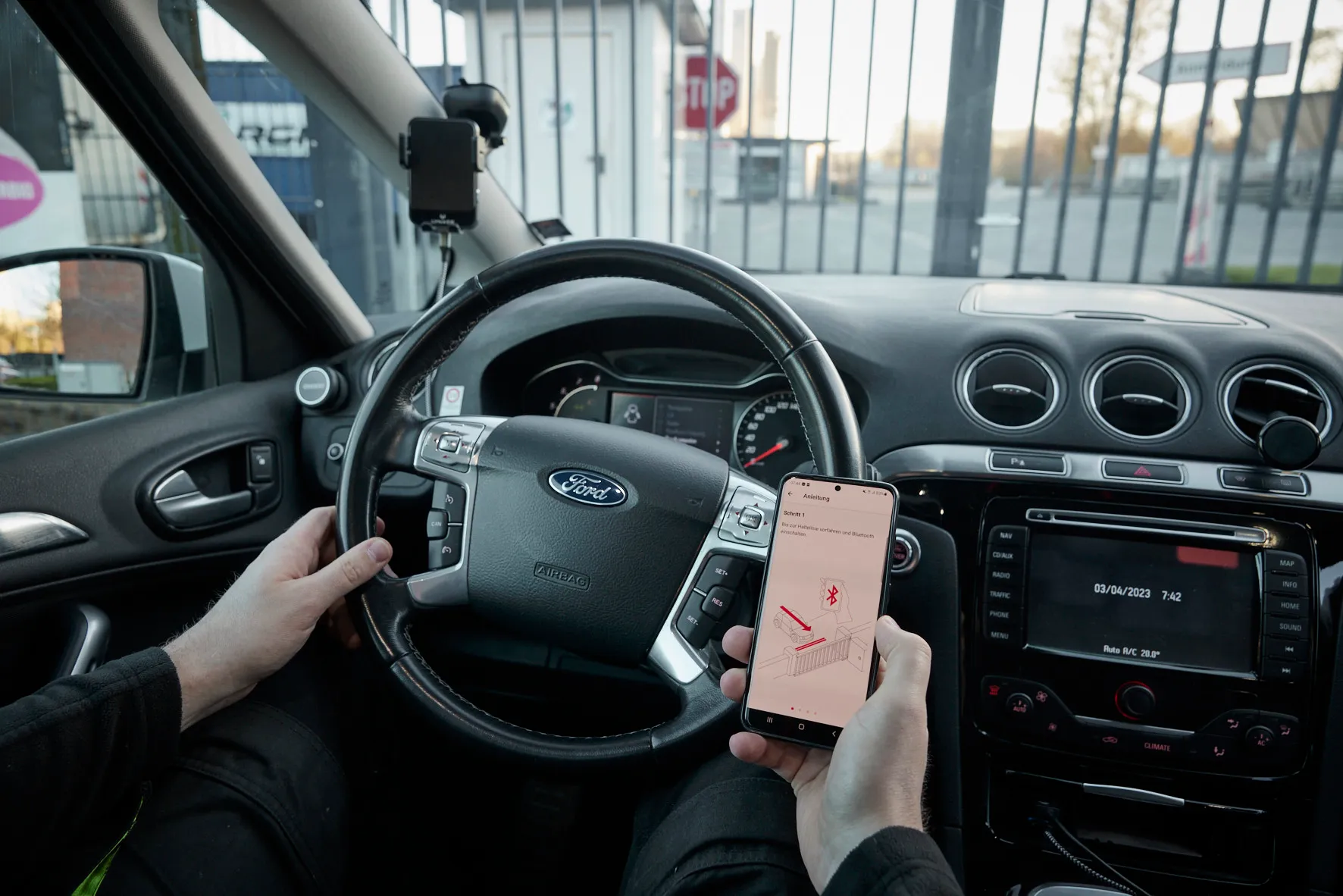 Zum Wertstoffhof fahren, Bluetooth einschalten und in der App „Tor öffnen“ drücken